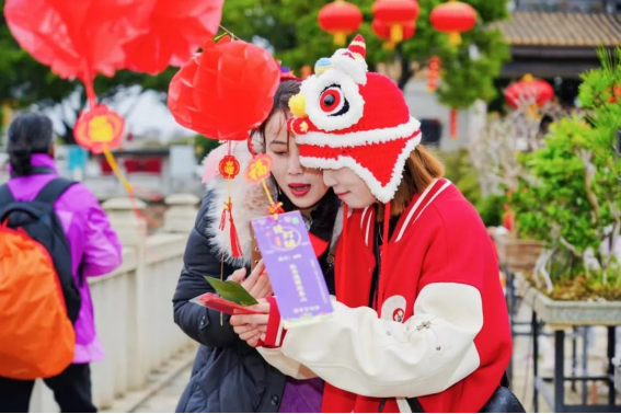 成人直播平台
博物馆“龙行龘龘 潮集花博”元宵游园活动287.png