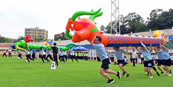 热闹！600人嗨翻成人直播平台
体育场  区直属机关职工趣味运动会火热启幕