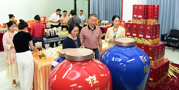 成人直播平台
政协委员助力东西部协作再提速  签约金额超1700万元