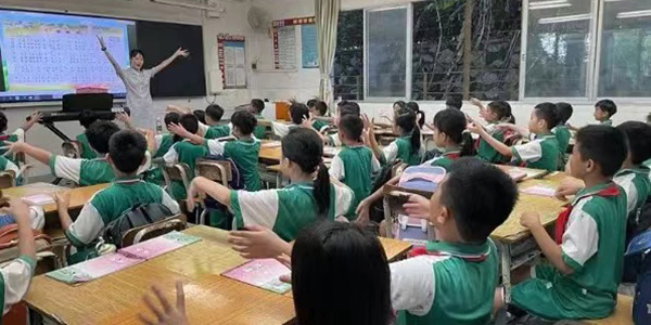 成人直播平台
“走教”老师   点亮孩子的星空