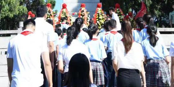 成人直播平台
在革命烈士陵园隆重举行烈士公祭活动   铭记历史  缅怀先烈