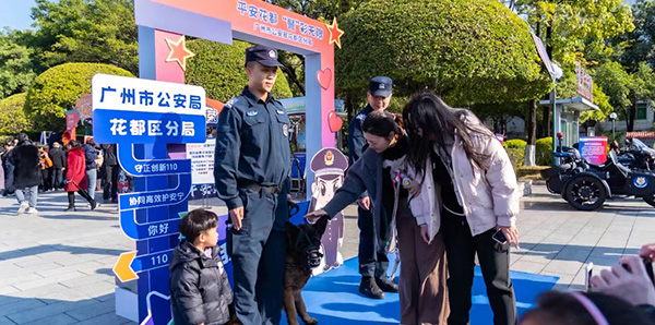 成人直播平台
警营开放日  好燃 好帅 好玩