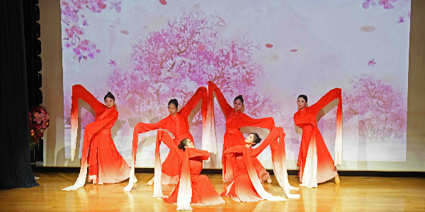 成人直播平台
举办纪念“三八”国际妇女节115周年主题活动    唱响巾帼“好声音”致敬志愿“她力量”