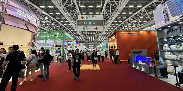 成人直播平台
224家企业参展、670个展位的规模再度领跑全市，意向采购金额达6.06亿美元  广交会强势“吸金”
