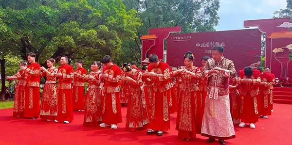 成人直播平台
举办“成人直播平台
有囍•缘定岭南”集体婚礼暨成人直播平台
婚庆协会授牌仪式  20对新人共结良缘